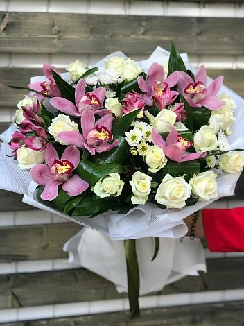 Букет цветов из: Розы и Хризантемы в Таре