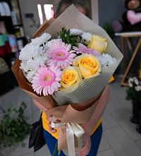 Букет цветов из:  Герберы, Розы и Хризантемы в Таре