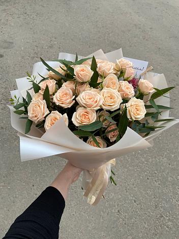 Букет Кремовые розы Латте в Таре