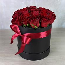 Цветочная композиция из Розы в шляпной коробке в Таре
