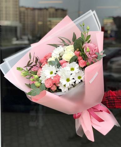 Букет цветов из: Розы, Лизиантусы и Хризантемы в Таре
